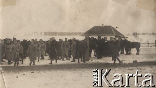1920, Wołyń.
Józef Piłsudski wizytuje pozycje Legionów, obok Piłsudskiego idzie dowódca Frontu Wołyńskiego gen. Antoni Listowski.
Fot. NN, zbiory Instytutu Józefa Piłsudskiego w Londynie