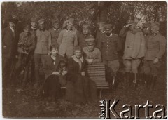 22.10.1915, brak miejsca.
Żołnierze Legionów, na ławce siedzą dwie kobiety.
Fot. NN, zbiory Instytutu Józefa Piłsudskiego w Londynie

