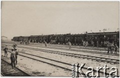 1919-1920, Warszawa, Polska.
Eszelon wojskowy, grupa legionistów na stacji kolejowej obok pociągu.
Fot. NN, zbiory Instytutu Józefa Piłsudskiego w Londynie

