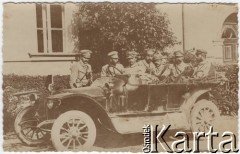 Sierpień 1914, Kielce.
Wyjazd oficerów sztabu 1 Pułku Piechoty Legionów w samochodzie 