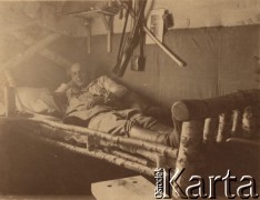 1916, Wołyń.
Dwaj legioniści w ziemiance na łóżku zbitym z brzozowych bali. Podpis: 