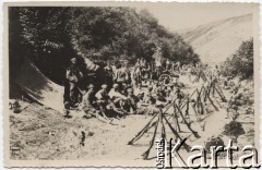 Maj 1915, Konary.
Odpoczynek legionistów pod Konarami, z prawej karabiny ustawione w kozły, w tle kuchnia polowa.
Fot. NN, zbiory Instytutu Józefa Piłsudskiego w Londynie