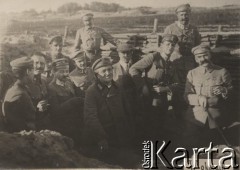 Maj 1916, Polska Góra, Wołyń.
Żołnierze Legionów w okopach, z prawej stoi Józef Piłsudski.
Fot. NN, zbiory Instytutu Józefa Piłsudskiego w Londynie