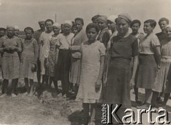 Maj 1942, Wrewskoje, Uzbekistan, ZSRR.
Obóz dla junaków, grupa dziewczynek w cywilnych ubraniach.
Fot. inż. Wiktor Ostrowski, zbiory Instytutu Piłsudskiego w Londynie.