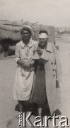 Wrzesień 1942, Pahlewi, Iran (Persja).
Obóz dla polskich uchodźców, dwie kobiety na tle szałasu postawionego na plaży. 
Fot. NN, zbiory Instytutu Józefa Piłsudskiego w Londynie

