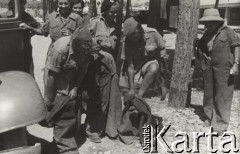 1942-1944, Iran (Persja).
Junaczki zdejmujące robocze kombinezony.
Fot. NN, zbiory Instytutu Józefa Piłsudskiego w Londynie