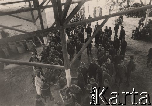 Kwiecień 1942, Jangi-Jul, Uzbekistan, ZSRR.
Kuchnia - żołnierze w kolejce po jedzenie.
Fot. NN, zbiory Instytutu Józefa Piłsudskiego w Londynie
