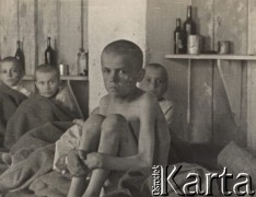 1942, brak miejsca.
Jeden z obozów formującej się Armii Andersa. Wygłodzone dzieci siedzące na łóżkach.
Fot. NN, zbiory Instytutu Józefa Piłsudskiego w Londynie