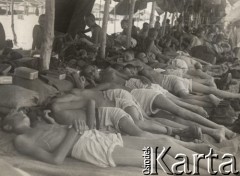 1942, Pahlewi, Iran (Persja).
Obóz dla polskich uchodźców. Chłopcy leżący na kocach w szałasie.
Fot. NN, zbiory Instytutu Józefa Piłsudskiego w Londynie
