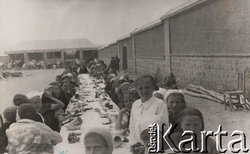 1942-1943, Teheran, Iran.
Obóz dla ludności cywilnej, ewakuowanej ze Związku Radzieckiego wraz z Armią Andersa. Grupa dziewczynek przy stole.
Fot. NN, zbiory Instytutu Józefa Piłsudskiego w Londynie
