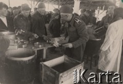 Kwiecień 1942, Jangi-Jul, Uzbekistan, ZSRR.
Kuchnia - żołnierze w kolejce po jedzenie.
Fot. Stanisław Lipiński, zbiory Instytutu Piłsudskiego w Londynie.
