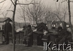 1942, Wrewskoje, Uzbekistan, ZSRR.
Obóz formującej się Armii Andersa. Chłopcy siedzący w szkolnych ławkach ustawionych na dworze.
Fot. NN, zbiory Instytutu Józefa Piłsudskiego w Londynie