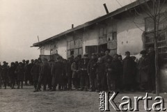 1942, Wrewskoje, Uzbekistan, ZSRR.
Obóz formującej się Armii Andersa. Chłopcy w łachmanach przed budynkiem.
Fot. NN, zbiory Instytutu Józefa Piłsudskiego w Londynie
