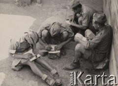 1942, Wrewskoje, Uzbekistan, ZSRR.
Junacy odrabiający lekcje.
Fot. NN, zbiory Instytutu Józefa Piłsudskiego w Londynie