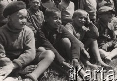 Maj 1942, Wrewskoje, Uzbekistan, ZSRR.
Obóz dla junaków, grupa chłopców w cywilnych ubraniach.
Fot. Wiktor Ostrowski, zbiory Instytutu Piłsudskiego w Londynie.