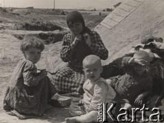 1942, Wrewskoje, Uzbekistan, ZSRR.
Obóz dla ludności cywilnej przy powstającej Armii Andersa, kobieta i troje dzieci.
Fot. NN, zbiory Instytutu Józefa Piłsudskiego w Londynie