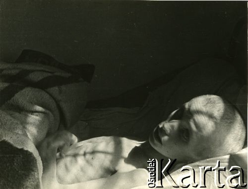 1942, Wrewskoje, Uzbekistan, ZSRR.
Wygłodzone polskie dziecko leży na szpitalnym łóżku.
Fot. NN, zbiory Instytutu Józefa Piłsudskiego w Londynie
