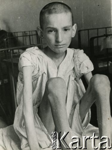 1942, Wrewskoje, Uzbekistan, ZSRR.
Wygłodzone polskie dziecko siedzi na szpitalnym łóżku.
Fot. NN, zbiory Instytutu Józefa Piłsudskiego w Londynie