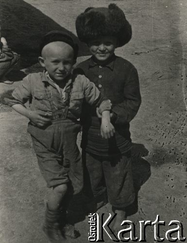 1942, Wrewskoje, Uzbekistan, ZSRR.
Obóz dla ludności cywilnej przy powstającej Armii Andersa, dwoje dzieci, chłopiec z prawej ma na głowie futrzaną czapkę.
Fot. NN, zbiory Instytutu Józefa Piłsudskiego w Londynie