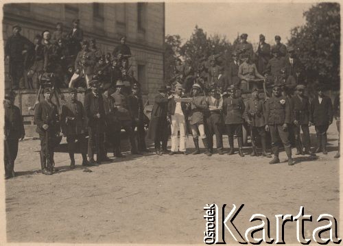 Maj 1921, brak miejsca.
Oddział szturmowy Karola Walerusa (stoi w środku, w białych spodniach), obok z wyciągniętą ręką ks. Karol Woźniak - dowódca batalionu I plutonu.
Fot. NN, zbiory Instytutu Józefa Piłsudskiego w Londynie