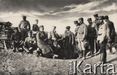 1916, Wołyń.
Żołnierze Legionów w okopach, w środku stoi Józef Piłsudski.
Fot. NN, zbiory Instytutu Józefa Piłsudskiego w Londynie
