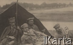 Ok. 1920, brak miejsca.
Żołnierze Legionów koło namiotu.
Fot. NN, zbiory Instytutu Józefa Piłsudskiego w Londynie