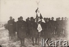 1919-1920, brak miejsca.
Żołnierze Legionów ze sztandarem.
Fot. NN, zbiory Instytutu Józefa Piłsudskiego w Londynie