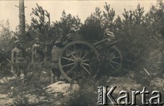 Czerwiec 1916, Wołyń.
2 bateria artylerii Legionów nad Styrem. Działo w chwili strzału.
Fot. NN, zbiory Instytutu Józefa Piłsudskiego w Londynie
