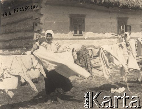1916, Piaseczno, Wołyń.
Kobiety wieszające pranie.
Fot. NN, zbiory Instytutu Józefa Piłsudskiego w Londynie