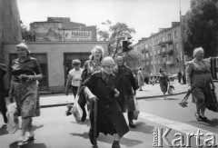 1985, Warszawa, Polska.
Przechodnie na rogu ulicy Grochowskiej i Zamienieckiej.
Fot. Kacper Mirosław Krajewski, zbiory Ośrodka KARTA