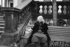 1985, Warszawa, Polska.
Ulica Miodowa. Kobieta siedzi na  ławce.
Fot. Kacper Mirosław Krajewski, zbiory Ośrodka KARTA