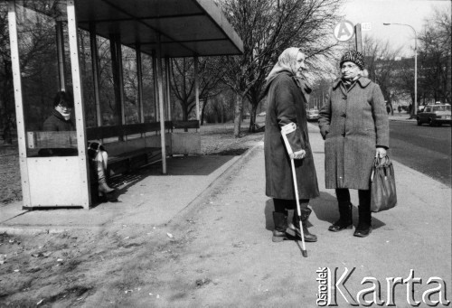 1985, Warszawa, Polska.
Ulica Międzyborska. Kobiety rozmawiają na przystanku autobusowym.
Fot. Kacper Mirosław Krajewski, zbiory Ośrodka KARTA