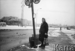 1986, Warszawa, Polska.
Ulica Szturmowa na Służewiu. Kobieta czeka na autobus na przystanku.
Fot. Kacper M. Krajewski, zbiory Ośrodka KARTA