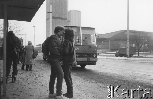 1985, Warszawa, Polska.
Ulica Emilii Plater. Para na przystanku autobusowym.
Fot. Kacper M. Krajewski, zbiory Ośrodka KARTA