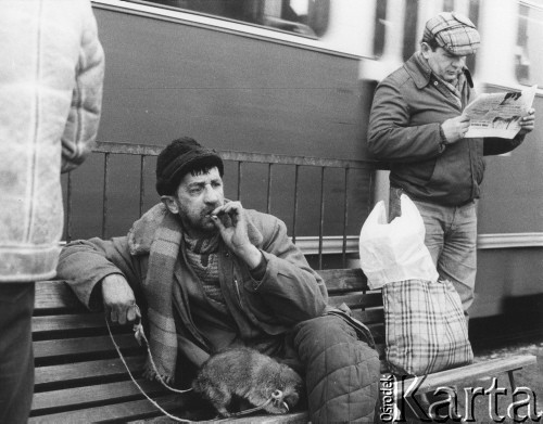 1985, Warszawa, Polska.
Ulica Grochowska. Mężczyźni na przystanku autobusowym.
Fot. Kacper M. Krajewski, zbiory Ośrodka KARTA