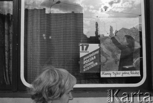 Lata 80., Warszawa, Polska.
Hasła propagandowe w witrynie sklepu.
Fot. Kacper M. Krajewski, zbiory Ośrodka KARTA