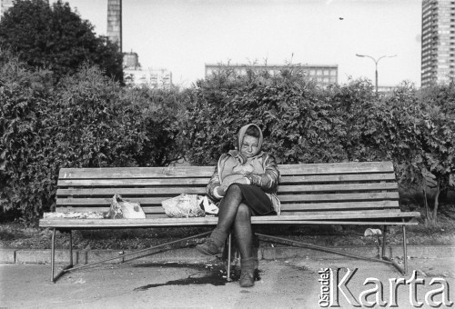 1984, Warszawa, Polska.
Przy Pałacu Kultury i Nauki. Kobieta na ławce.
Fot. Kacper M. Krajewski, zbiory Ośrodka KARTA