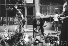 1984, Warszawa, Polska.
Ulica Zamieniecka. Uliczna kwiaciarka.
Fot. Kacper Mirosław Krajewski, zbiory Ośrodka KARTA