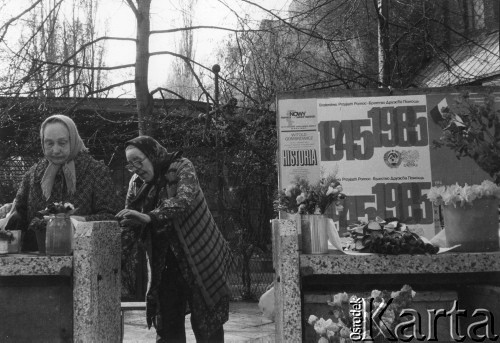 1985, Warszawa, Polska.
Plac Narutowicza. Uliczny handel.
Fot. Kacper Mirosław Krajewski, zbiory Ośrodka KARTA