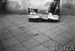 1986, Warszawa, Polska.
Krakowskie Przedmieście. Mężczyzna sprzedaje zabawki i prasę na ulicznym stoisku.
Fot. Kacper Mirosław Krajewski, zbiory Ośrodka KARTA