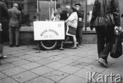 1984, Warszawa, Polska.
Ulica Krucza. Sprzedaż wody sodowej.
Fot. Kacper Mirosław Krajewski, zbiory Ośrodka KARTA