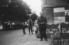 1986, Warszawa, Polska.
Ulica Grójecka. Handel uliczny - sprzedaż truskawek.
Fot. Kacper M. Krajewski, zbiory Ośrodka KARTA