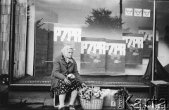 1986, Warszawa, Polska.
Kobieta sprzedaje kwiaty przy Domach Towarowych Centrum.
Fot. Kacper M. Krajewski, zbiory Ośrodka KARTA