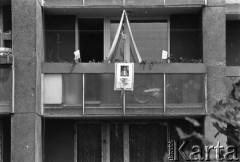 1985, Warszawa, Polska.
Swięto Bożego Ciała. Dekoracja balkonu
Fot. Kacper Mirosław Krajewski, zbiory Ośrodka KARTA
