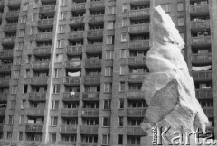 1984, Warszawa, Polska.
Osiedle Ostrobramska. Rzeźba z lat 70.
Fot. Kacper M. Krajewski, zbiory Ośrodka KARTA