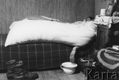 1984, Wołomin, Polska.
Śpiący mężczyzna.
Fot. Kacper M. Krajewski, zbiory Ośrodka KARTA
