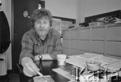 1995, Warszawa, Polska.
Kacper Mirosław Krajewski, fotoreporter, na zdjęciu w redakcji 