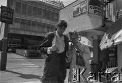 1995, Warszawa, Polska.
Scenka uliczna przy Domach Towarowych Centrum.
Fot. Kacper M. Krajewski, zbiory Ośrodka KARTA
