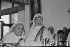 1995, Warszawa, Polska.
Matka Teresa z Kalkuty (z lewej) podczas wizyty w Polsce.
Fot. Kacper M. Krajewski, zbiory Ośrodka KARTA