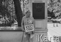 1995, Warszawa, Polska.
Akcja protestacyjna przed Ministerstwem Sprawiedliwości, n/z mężczyzna w stroju więźnia obozu koncentracyjnego demonstruje z napisem: 